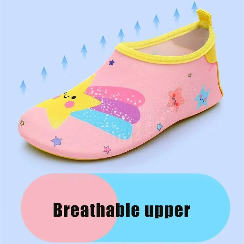 Niños y niñas secan rápidamente el agua la Playa Deportiva Zapatillas de dibujos animados
